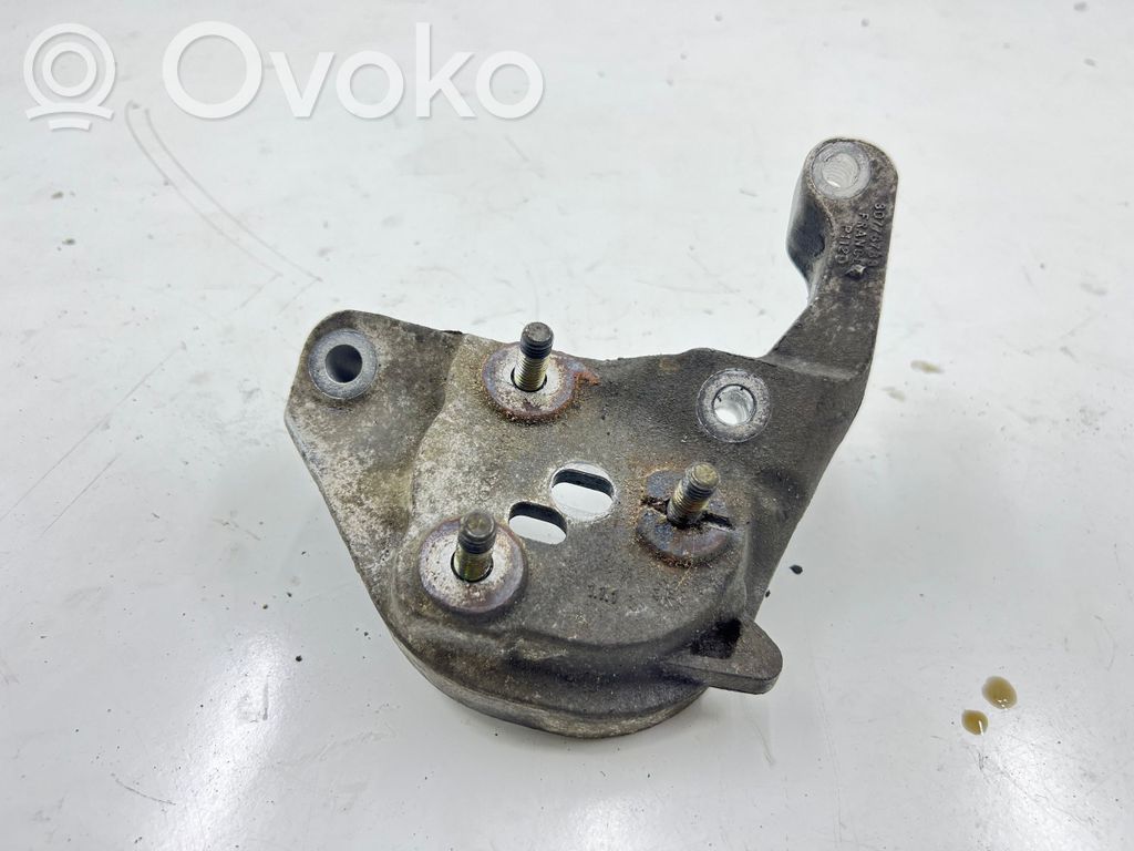 Volvo V40 Engine mounting bracket 