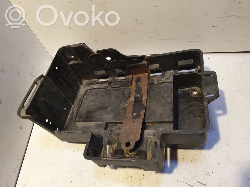Ford Focus Akkulaatikon alusta 