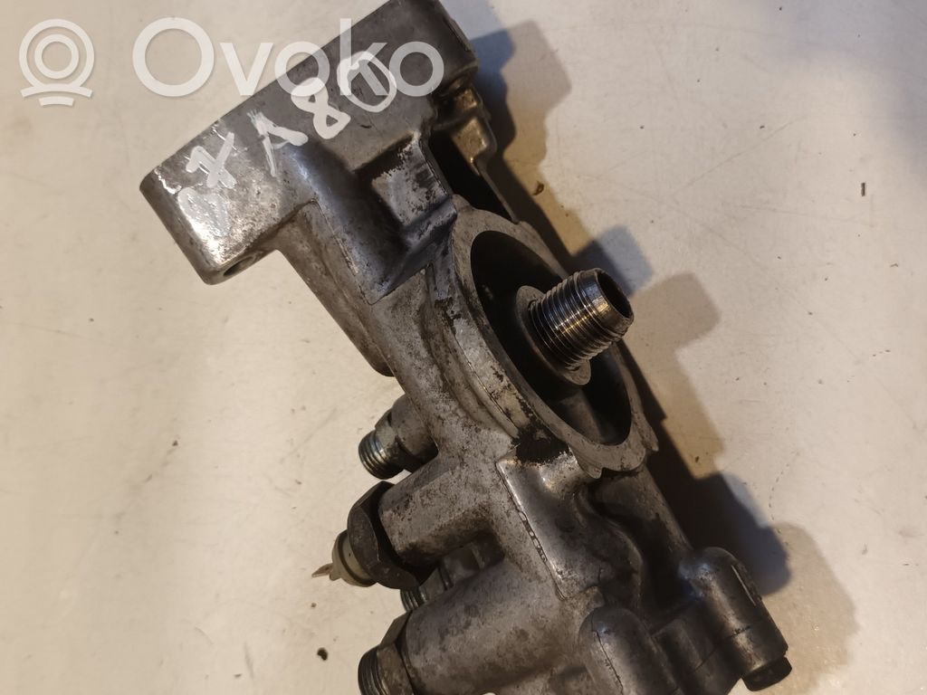 Audi 80 90 B3 Mocowanie / uchwyt filtra oleju 