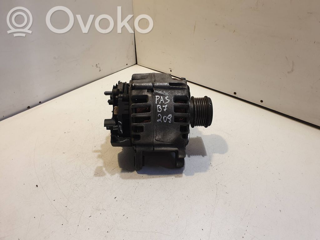 Volkswagen PASSAT B7 Alternador 