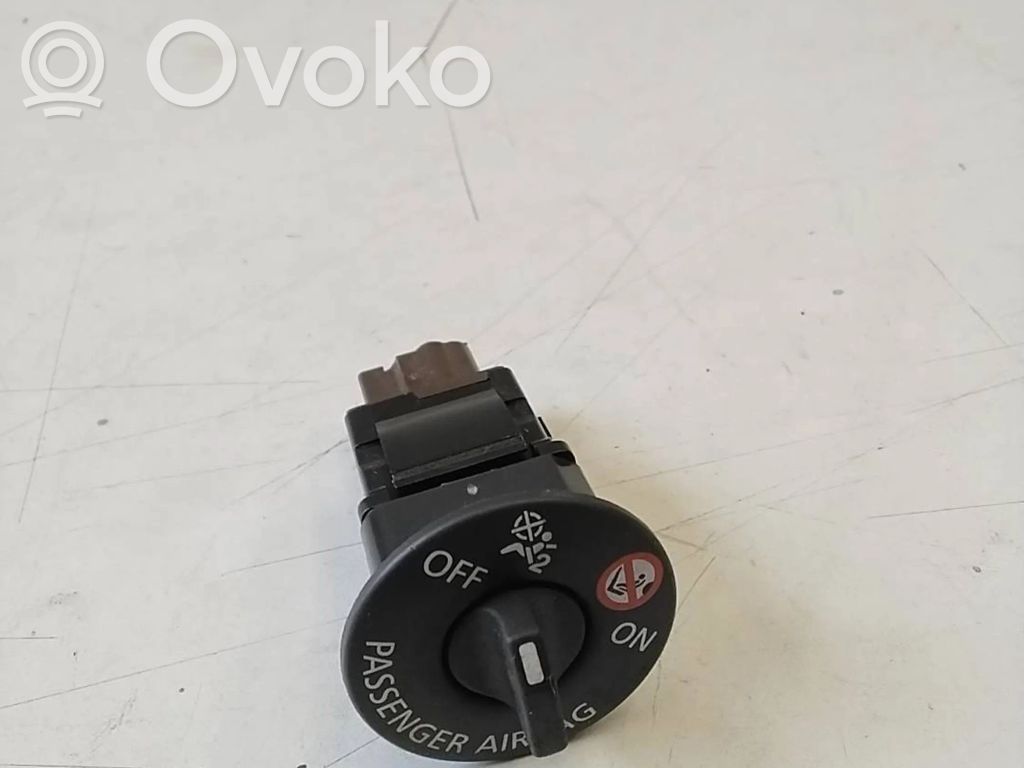 Renault Clio IV Passenger airbag on/off switch 