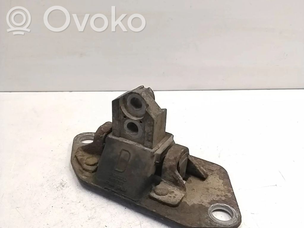 Volvo V70 Engine mount bracket 