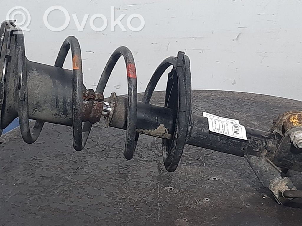 Toyota Corolla E90 Priekšpusē amortizators 