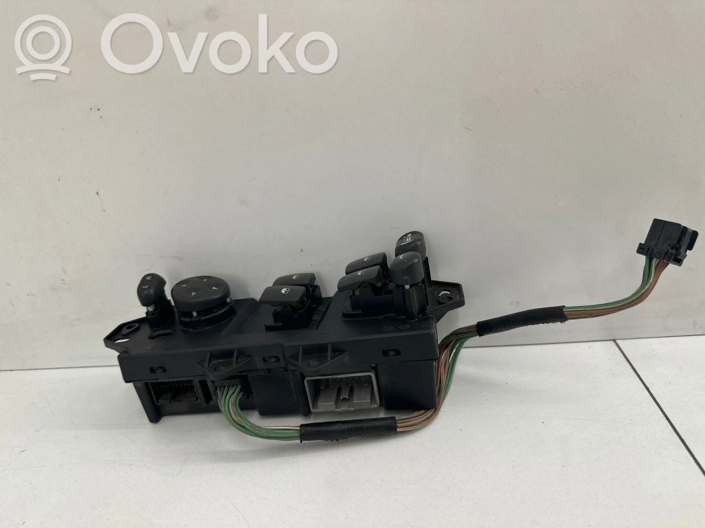 Chrysler Pacifica Electric window control switch 