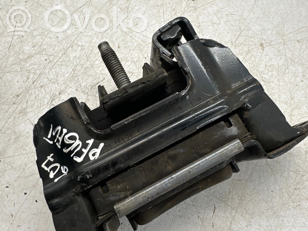 Peugeot 607 Engine mount bracket 