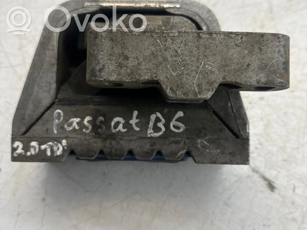 Volkswagen PASSAT B6 Engine mount bracket 