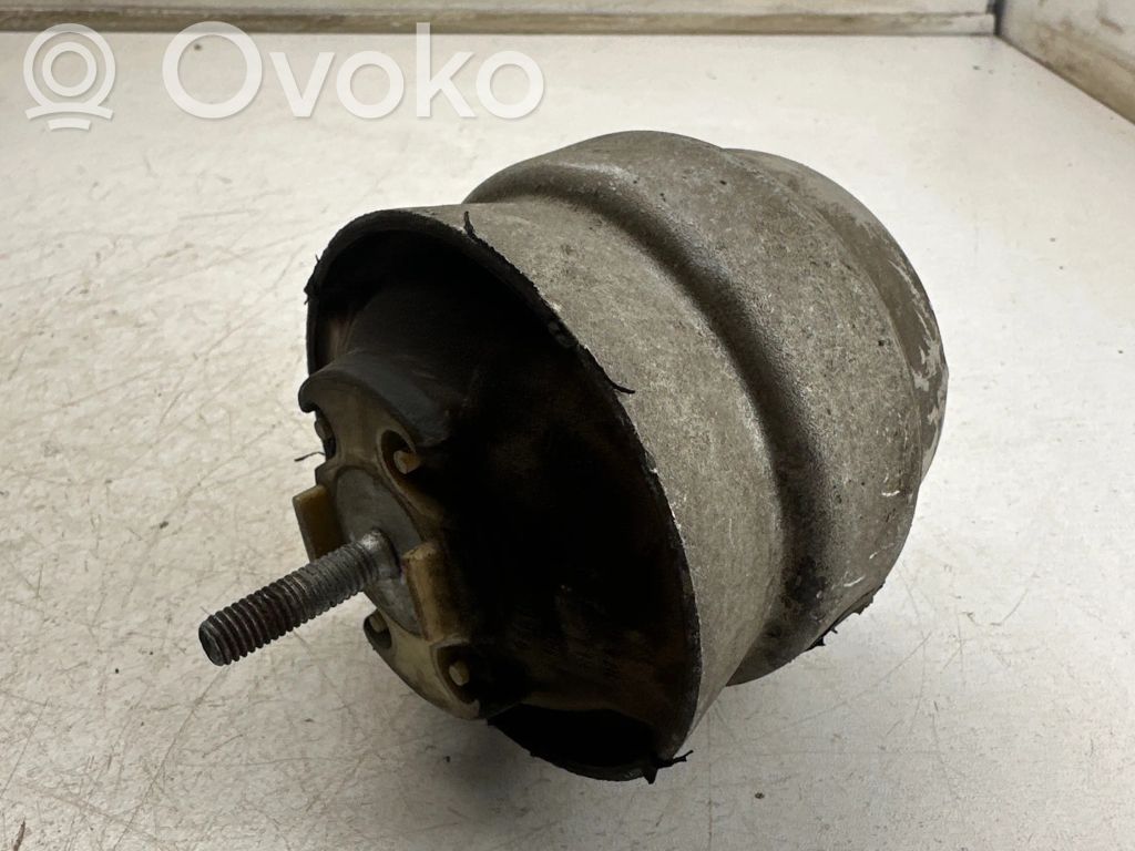 Audi A4 S4 B6 8E 8H Moottorin kiinnikekorvake 