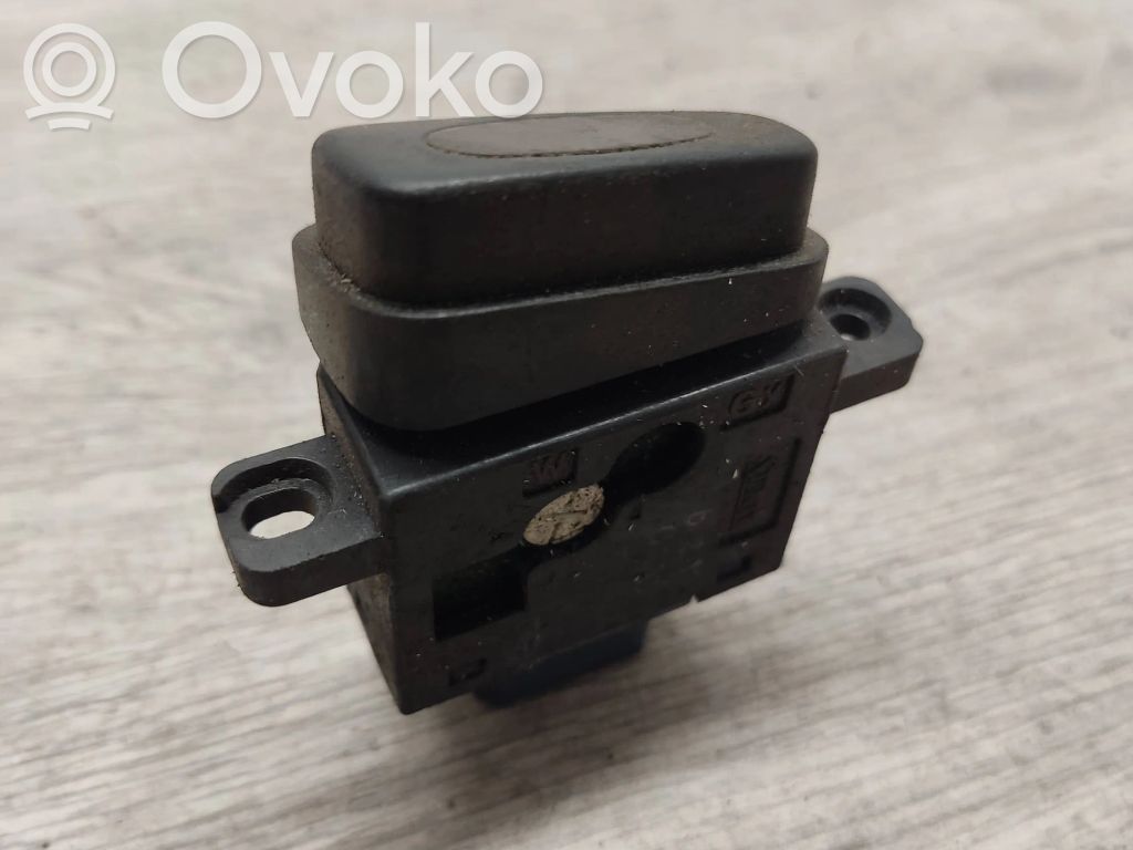 Volkswagen Golf III Avārijas lukturu slēdzis 