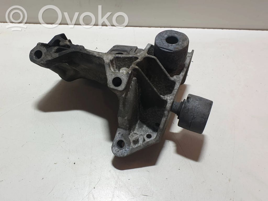 Engine mounting bracket   SG926P096