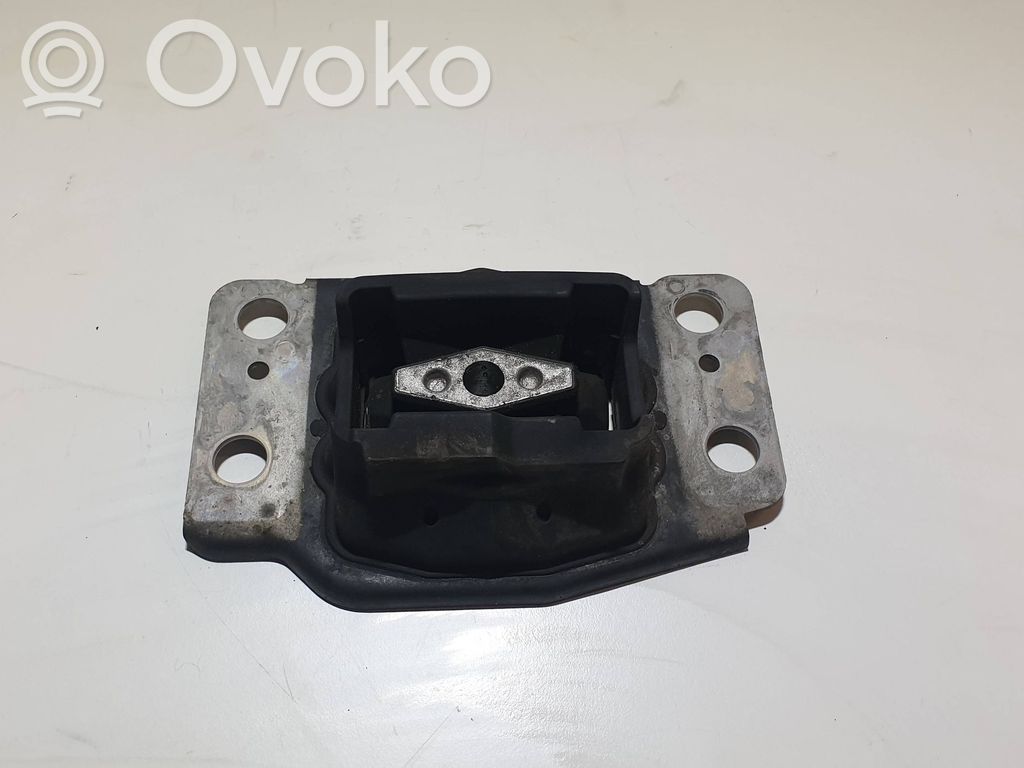 Volvo V70 Engine mount bracket 
