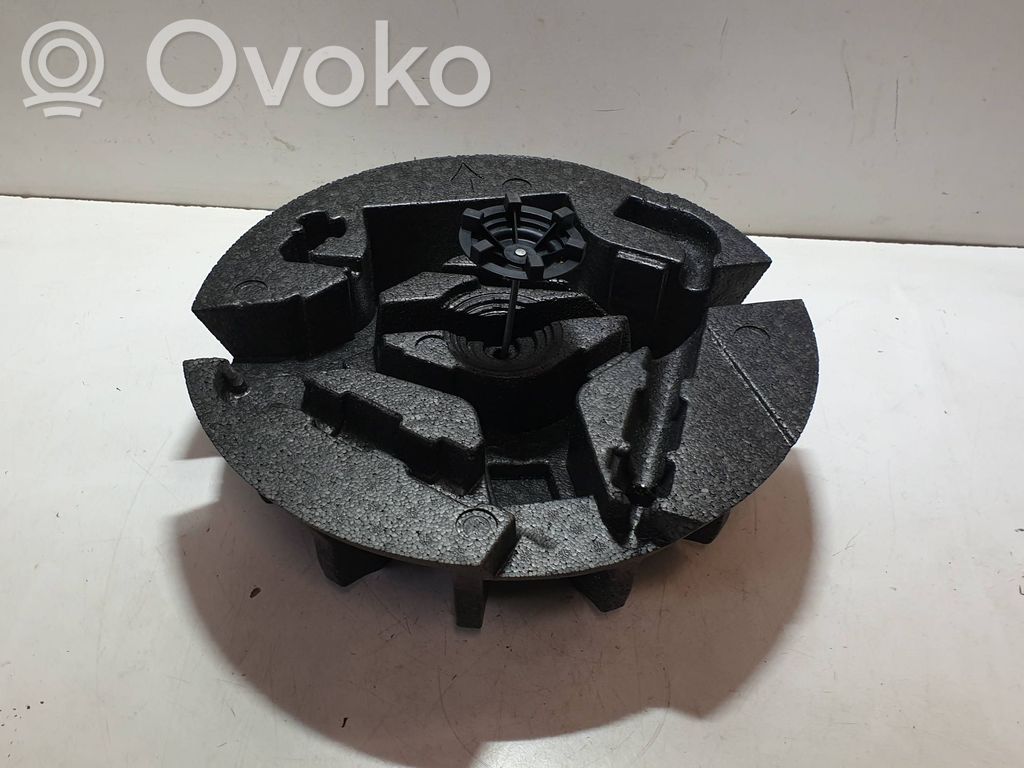 Volvo XC70 Spare wheel mounting bracket 