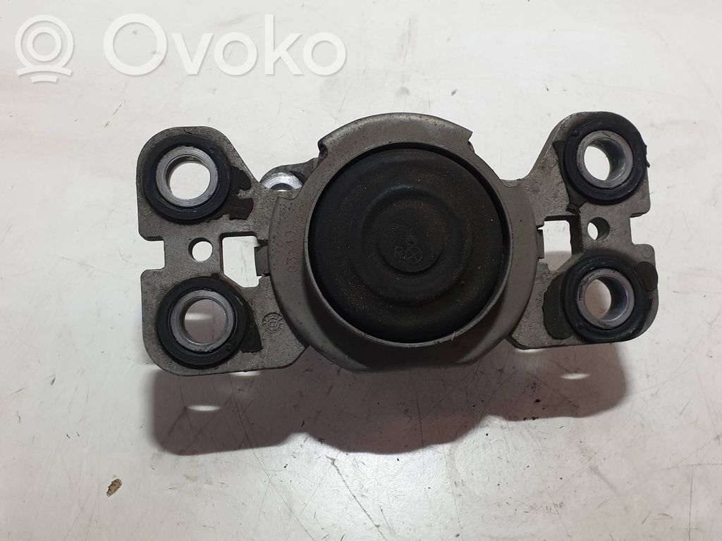 Volvo XC70 Engine mount bracket 