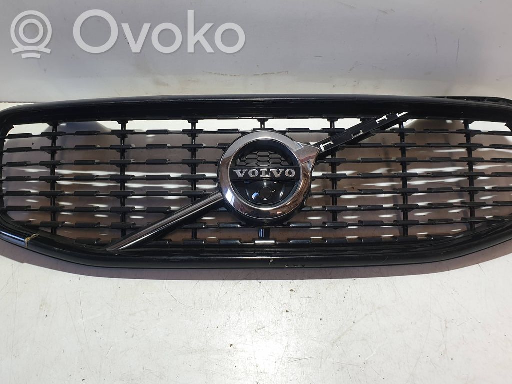 Volvo XC60 Etupuskurin ylempi jäähdytinsäleikkö 