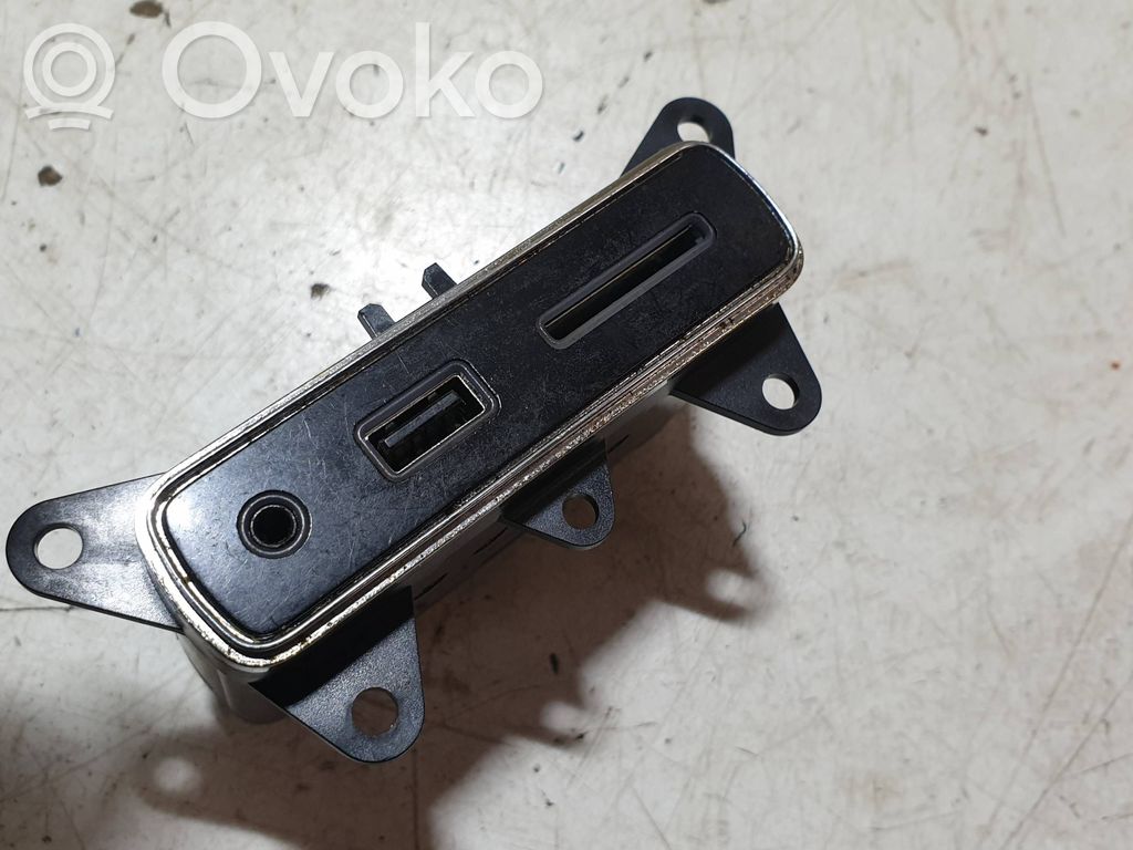USB socket connector   68141322AA,61571C2455,17409,64003,68141322AC