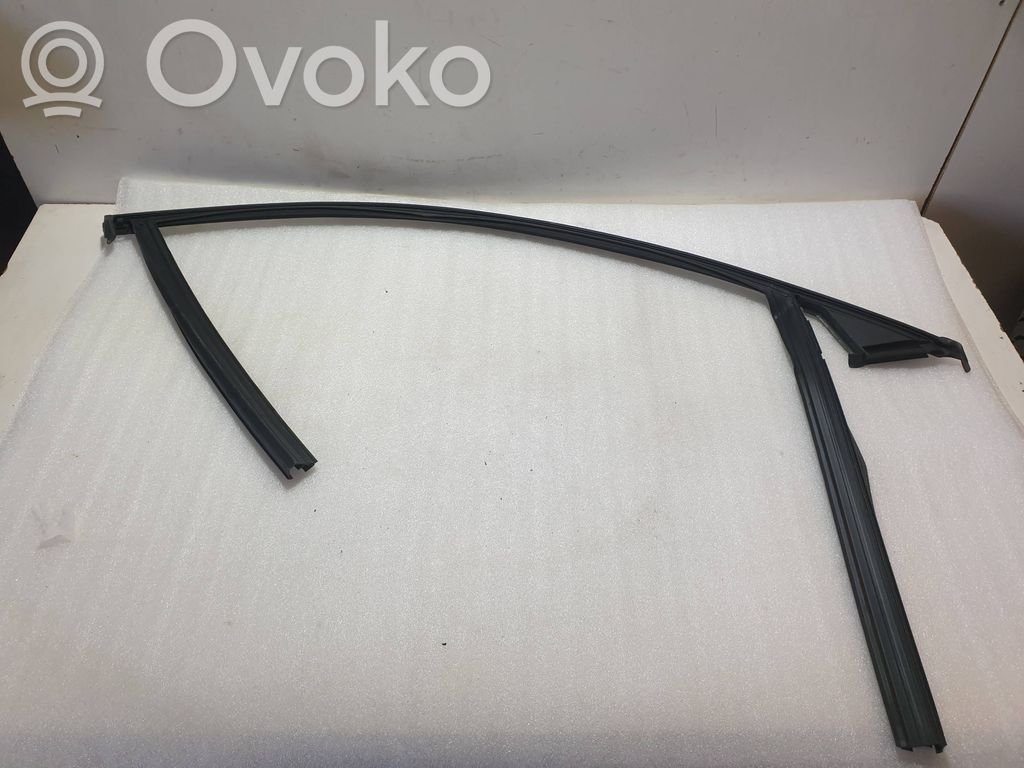 Volvo XC40 Uszczelka szyby drzwi przednich 