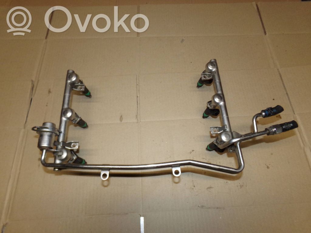 Audi A4 S4 B6 8E 8H Listwa wtryskowa 