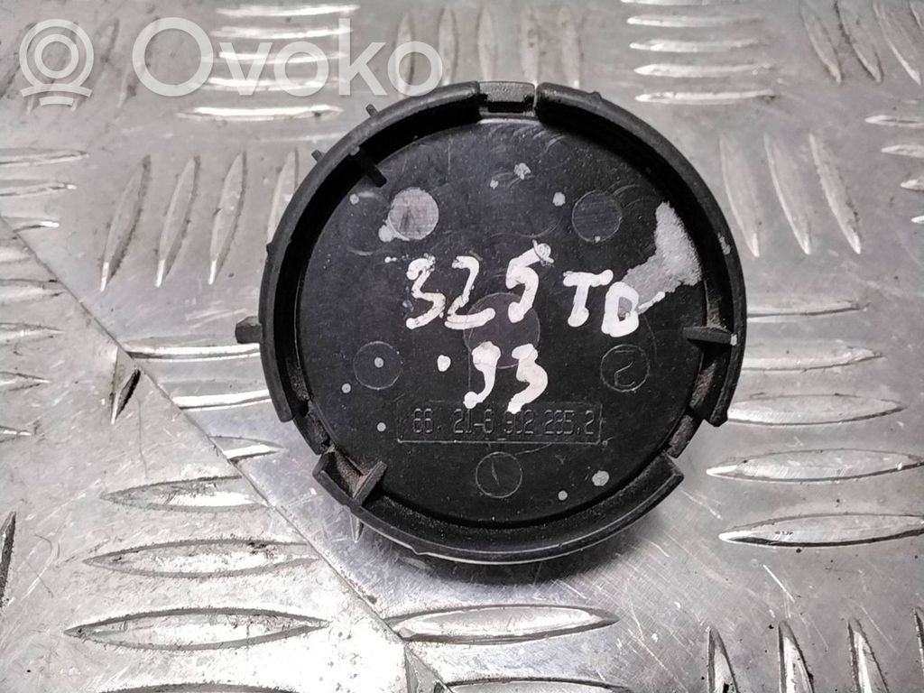 BMW 3 E36 Garsiakalbis panelėje 