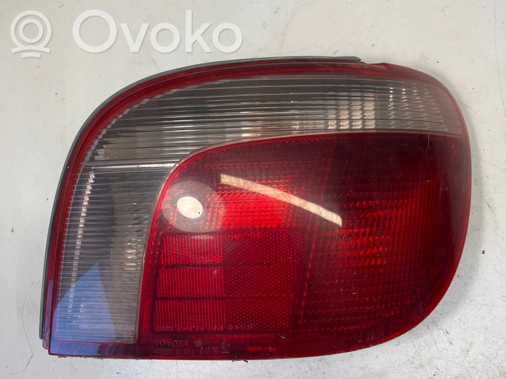 Toyota Yaris Задний фонарь в кузове 