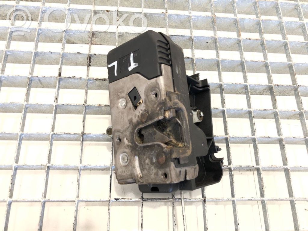 Opel Vivaro Rear door lock 