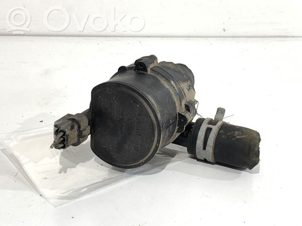 Ford Focus Oil filter mounting bracket 