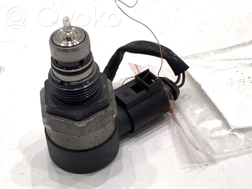 Audi A4 S4 B8 8K Régulateur de pression de carburant 