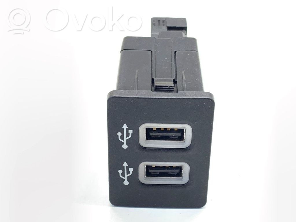 Ford Ecosport USB-pistokeliitin 