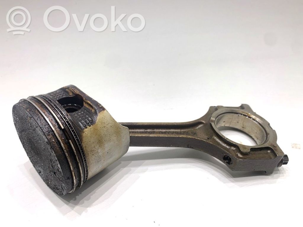 Ford Fiesta Tłok z korbowodem 