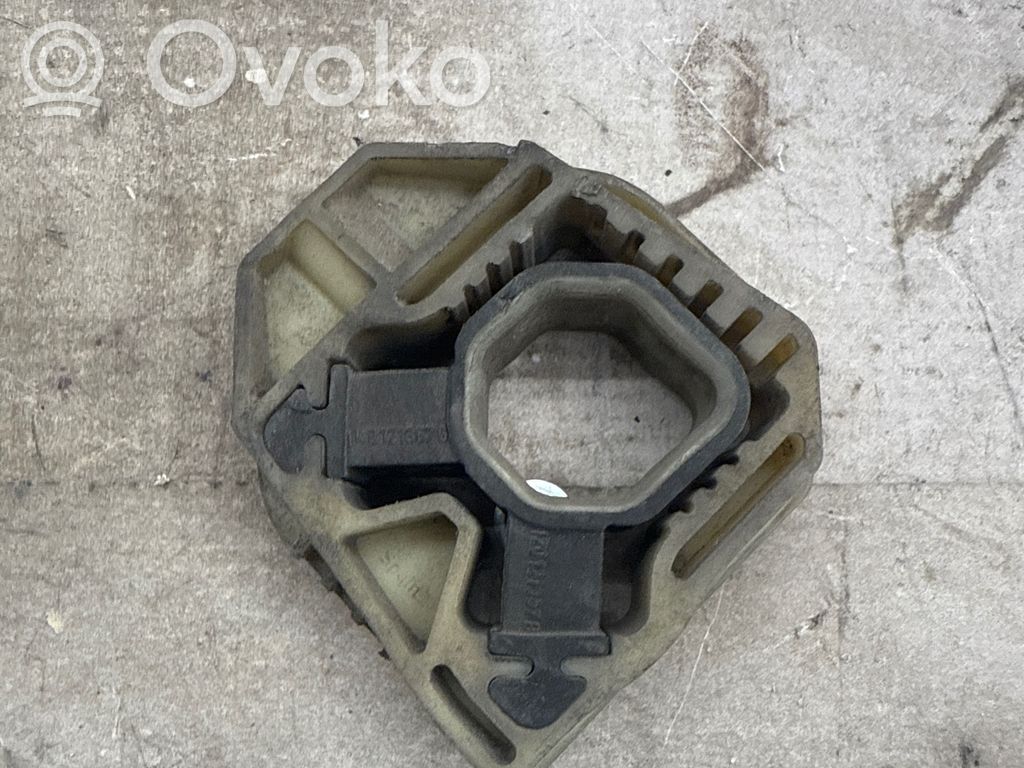 Volkswagen PASSAT B7 Radiator mount bracket 