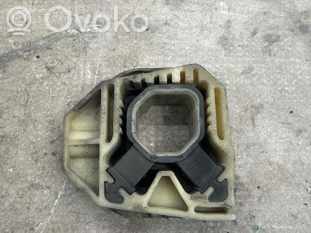 Volkswagen PASSAT B7 Radiator mount bracket 