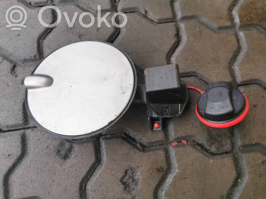 Opel Corsa D Klapka wlewu paliwa 