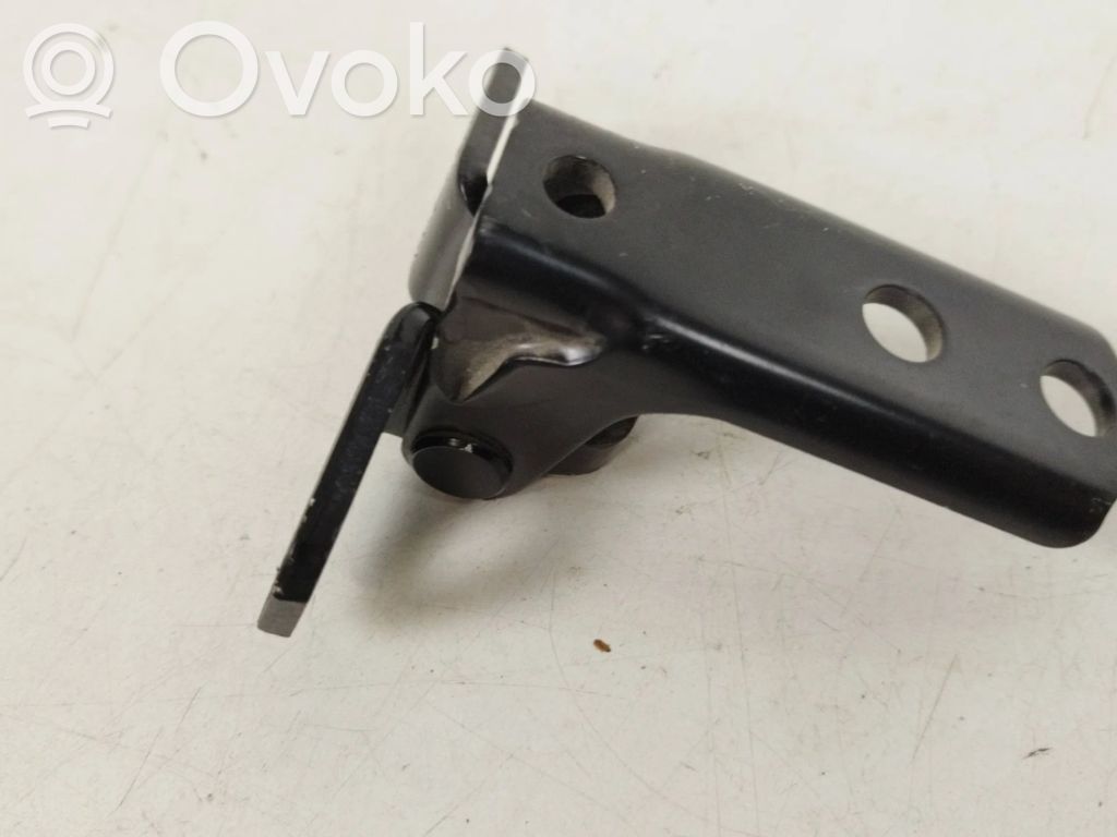 Front door upper hinge   5702A005