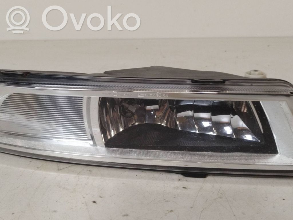 Volkswagen PASSAT B8 Światło przeciwmgłowe przednie 