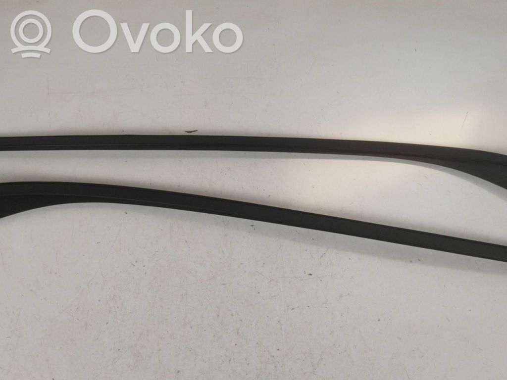 Windshield trim   31335865,31335864