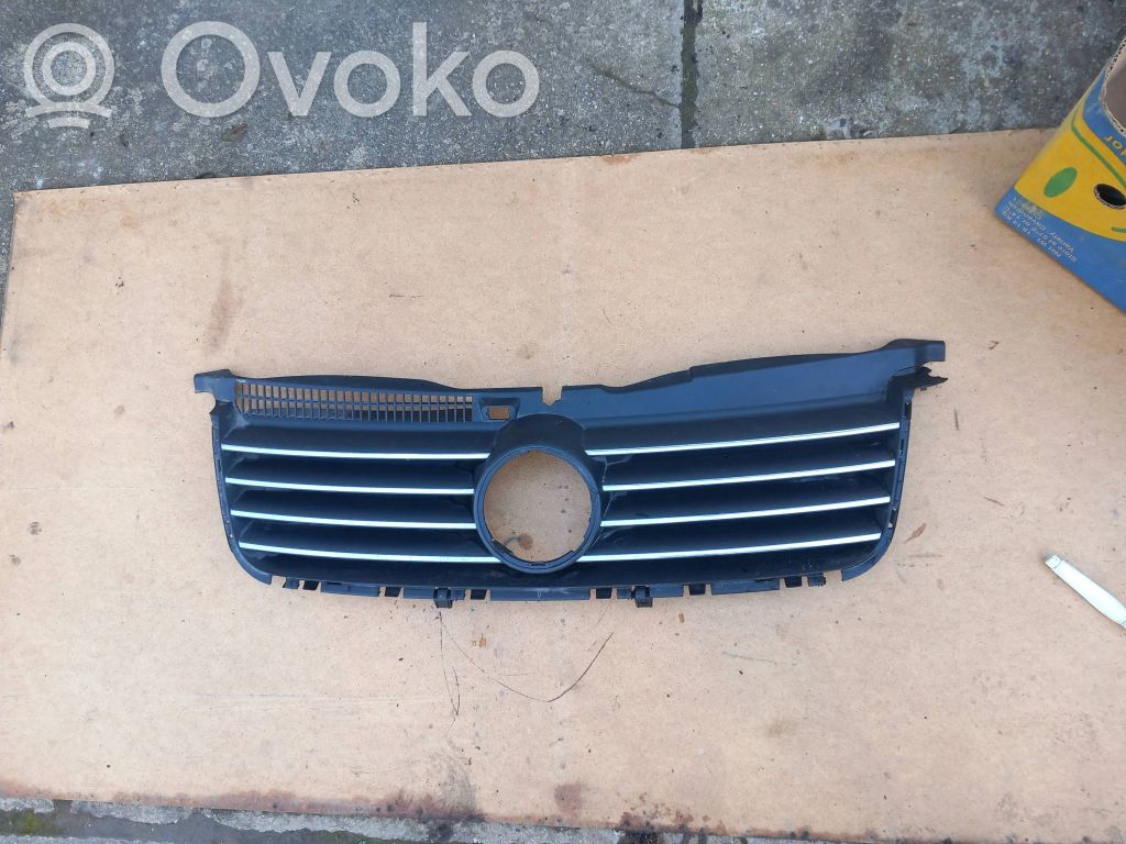 Volkswagen PASSAT B5.5 Maskownica / Grill / Atrapa górna chłodnicy 