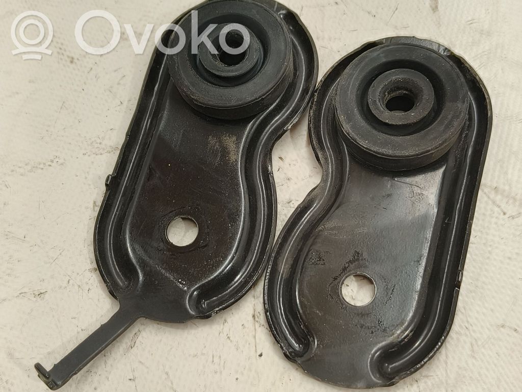 Radiator mount bracket