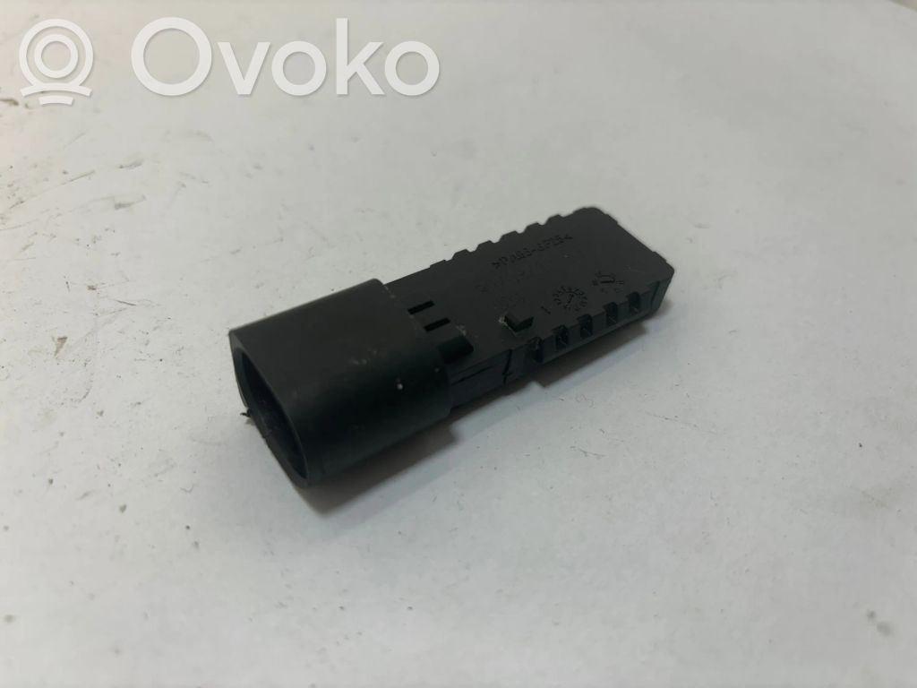 Audi A4 S4 B8 8K Kytkimen apusylinteri 