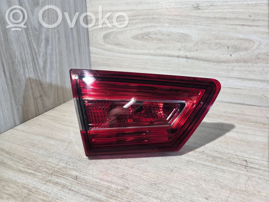 Renault Clio IV Aizmugurējais lukturis pārsegā 