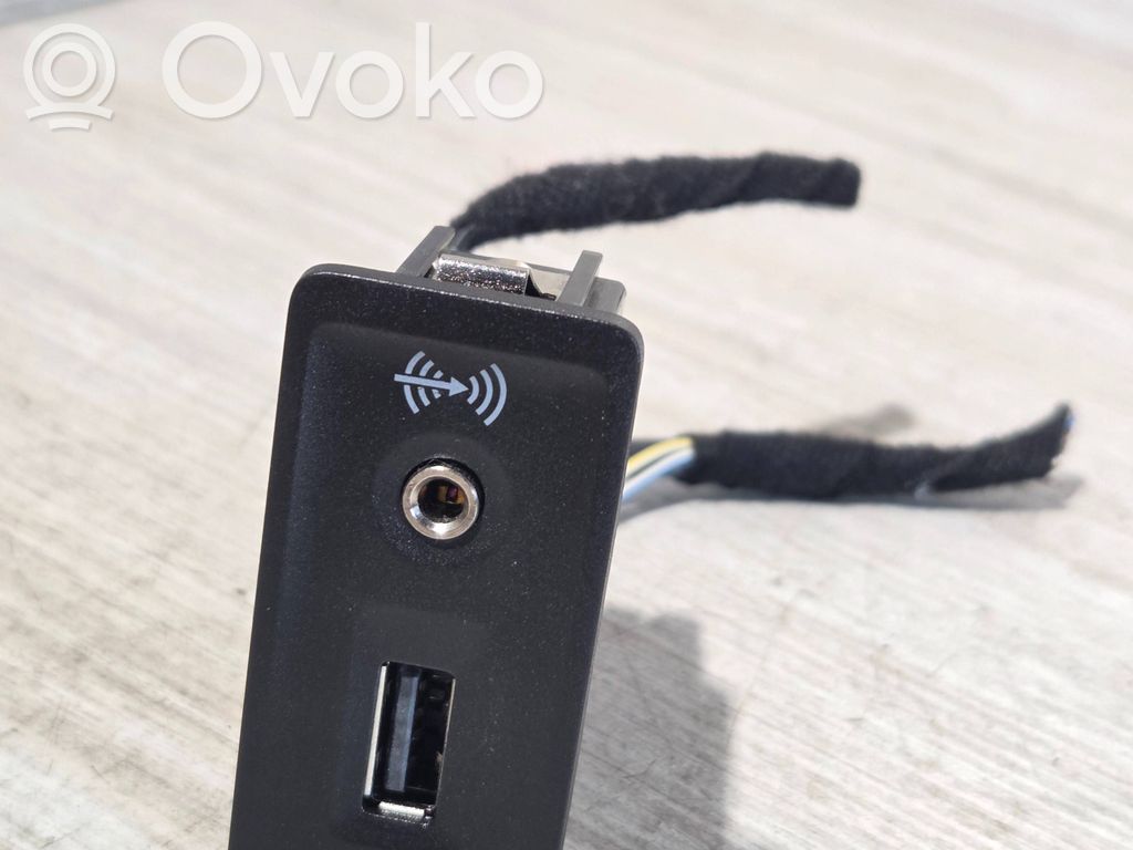 Volkswagen Golf VII Connecteur/prise USB 