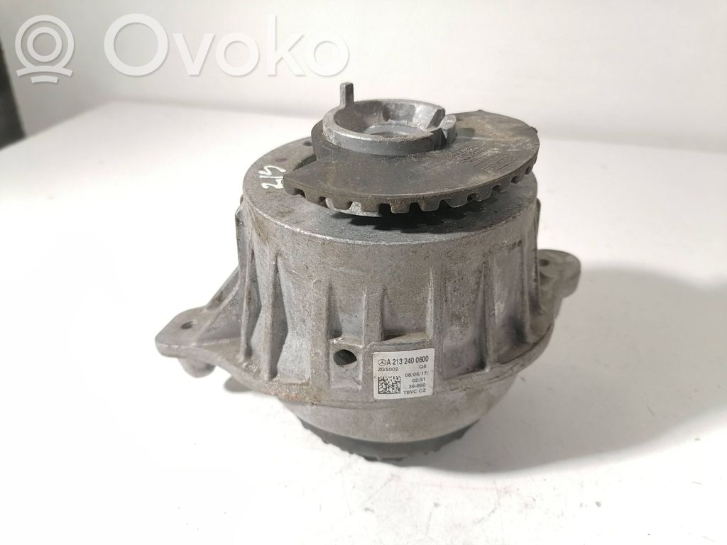 Mercedes-Benz E W213 Engine mount bracket 