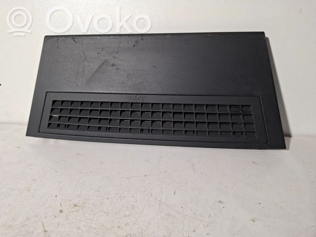 BMW 7 E65 E66 Lango oro grotelės 