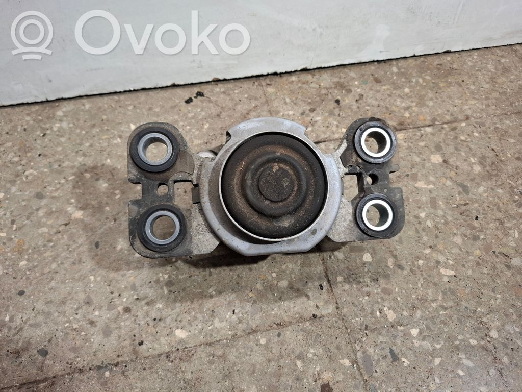Volvo XC70 Engine mount bracket 