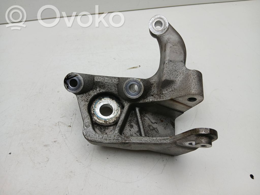 Volvo V60 Engine mounting bracket 