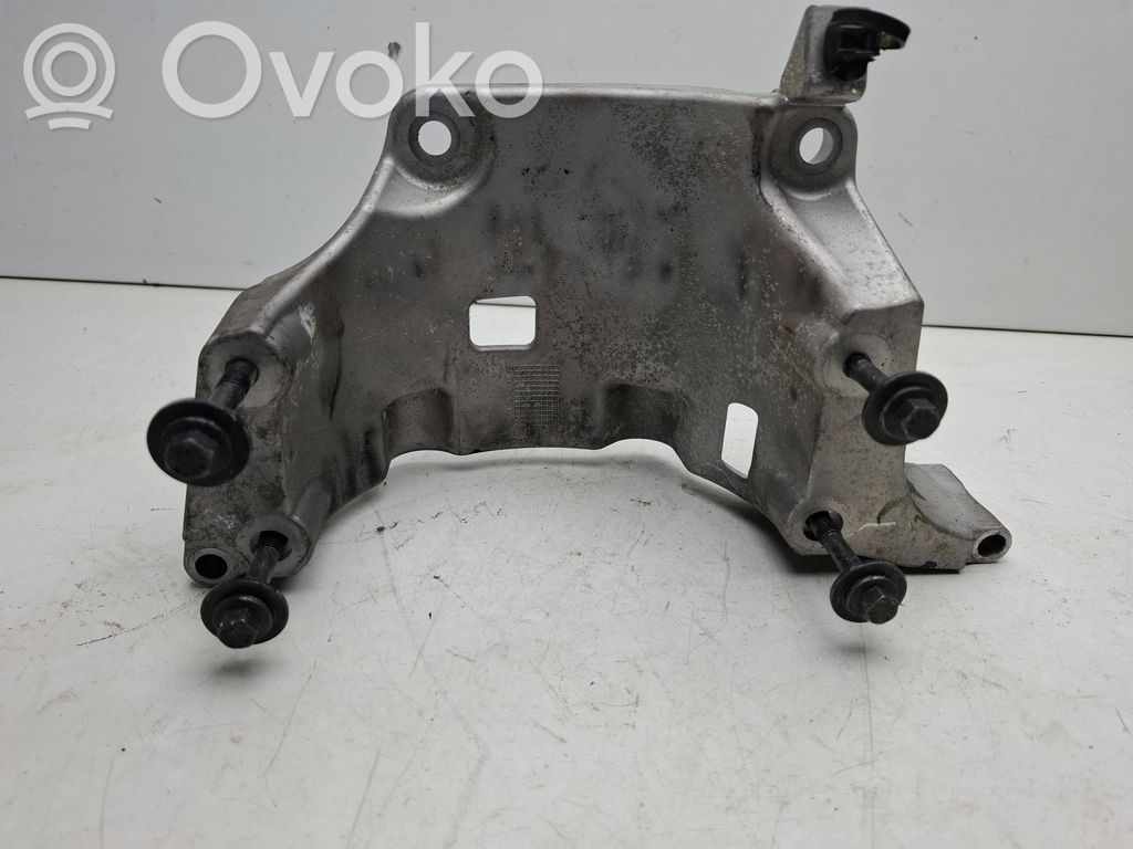 Volvo XC90 Generator/alternator bracket 