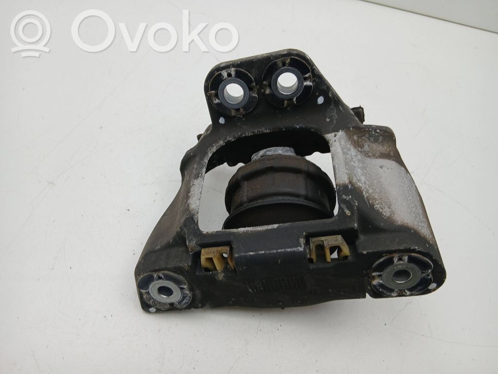Volvo XC90 Engine mount bracket 