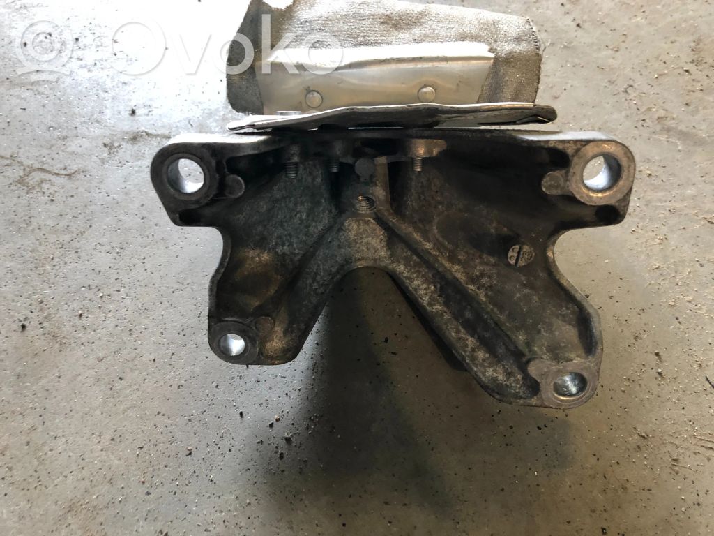 Audi A4 S4 B8 8K Engine mounting bracket 