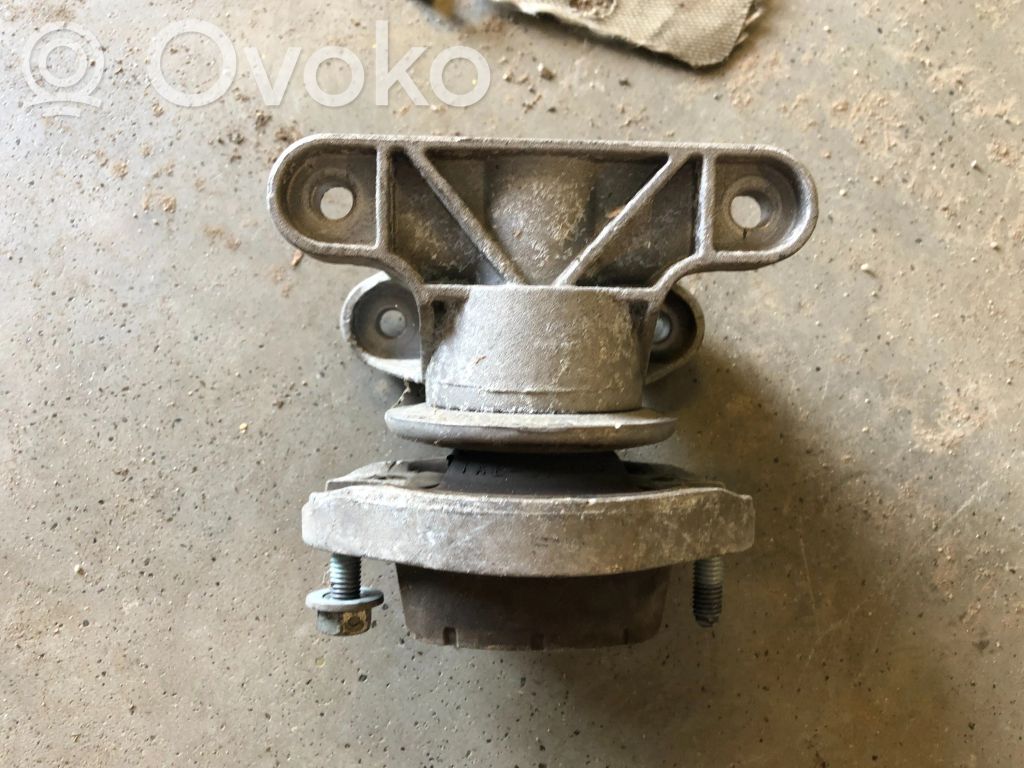 Audi A4 S4 B7 8E 8H Mocowanie / Uchwyt skrzyni biegów 