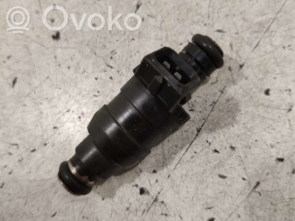 BMW 7 E38 Fuel injector 