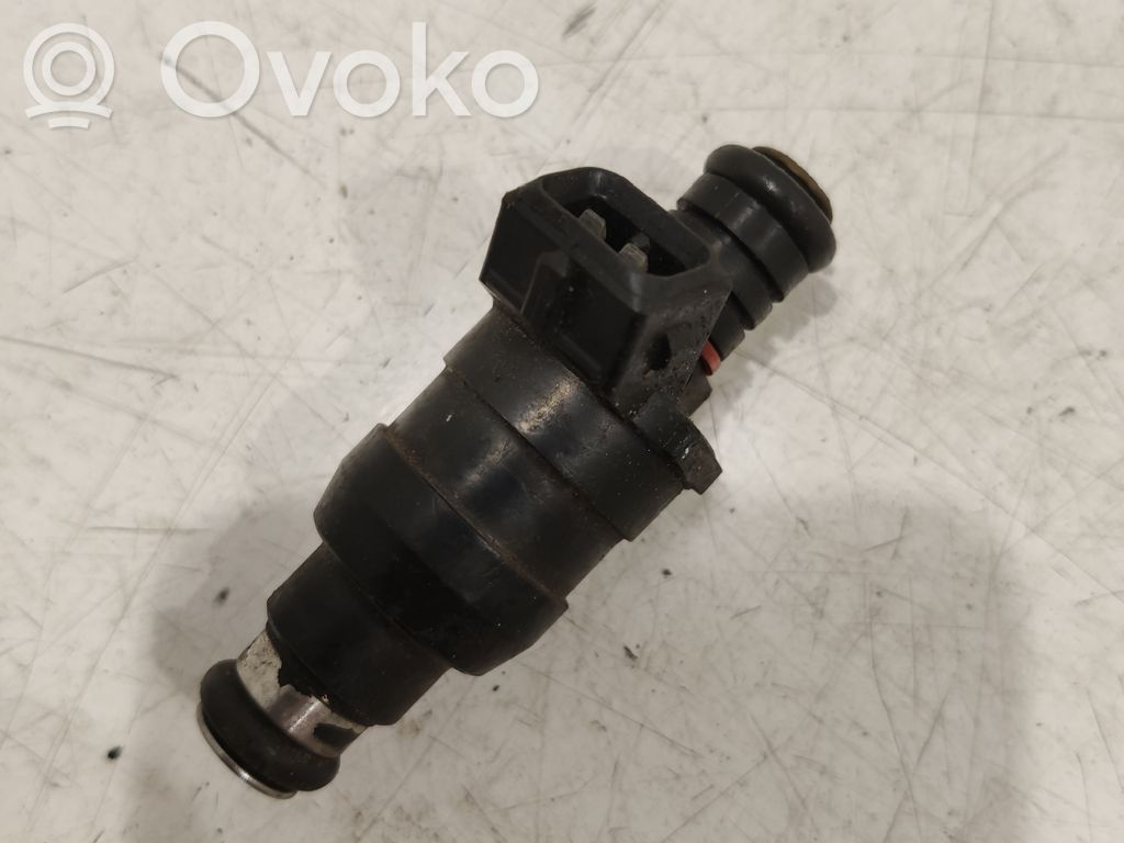 BMW 7 E38 Fuel injector 