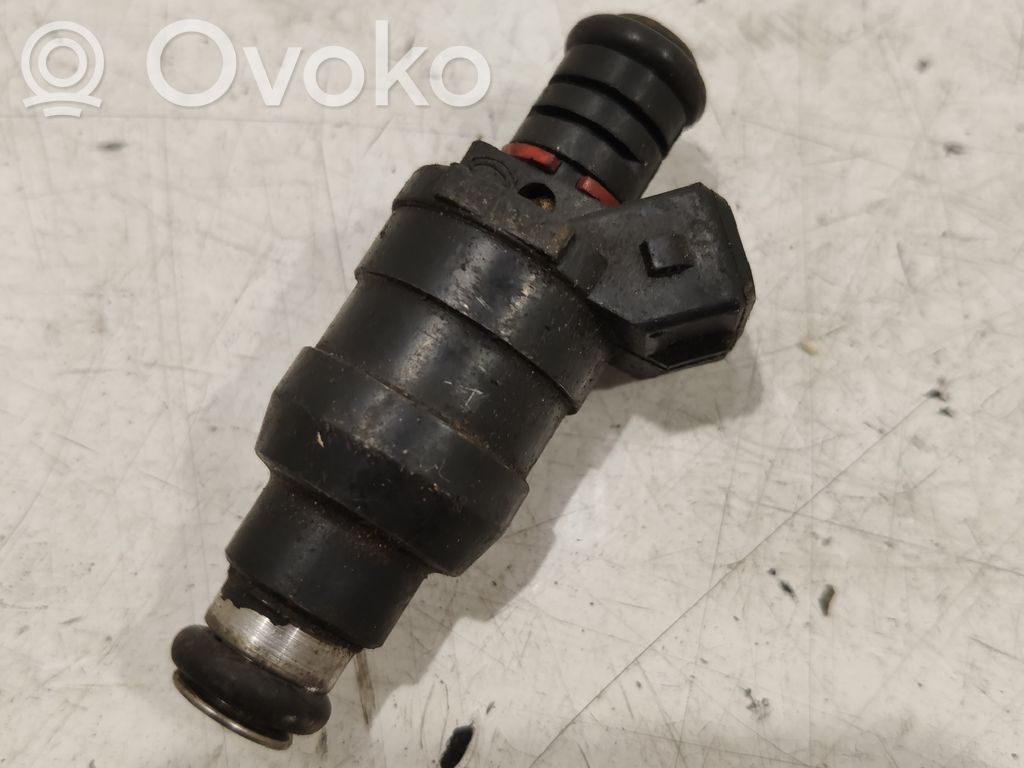 BMW 7 E38 Fuel injector 