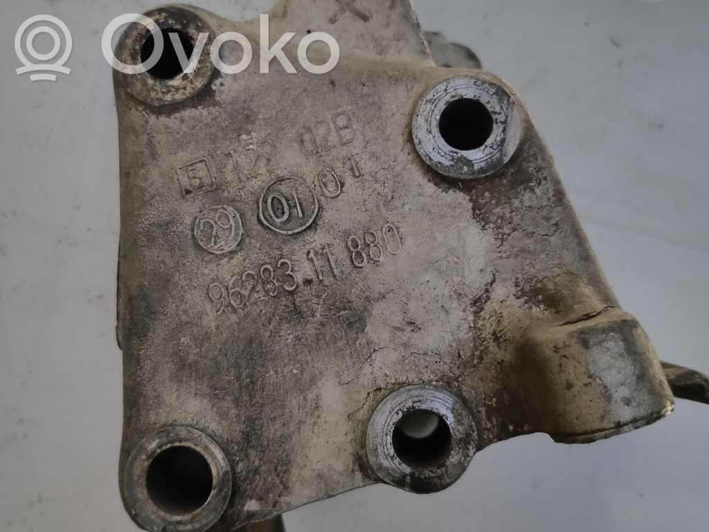 Peugeot 607 Engine mounting bracket 